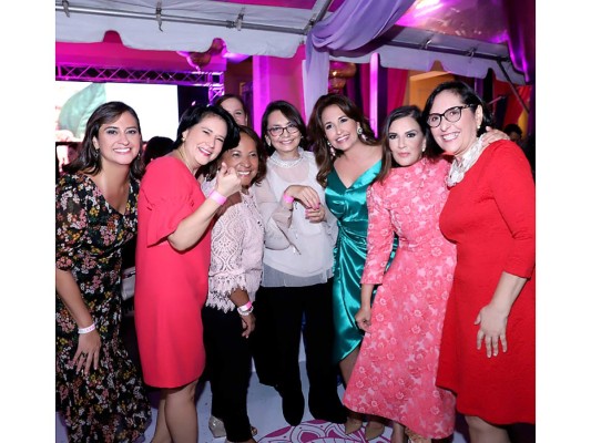 Valeria Ríos, Reina Irene Mejía, Sandra de Madrid, Lia Bueso, Karen de Pineda, Blanca Bendeck y Rosemonde Abedrabbo de García