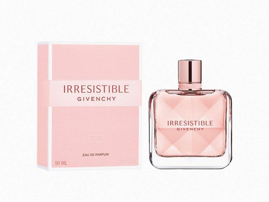 IRRESISTIBLE GIVENCHY Fragancia floral amaderada y afrutada, que juega con el contraste entre dos acordes opuestos: rosa exquisita y madera blanca radiante. Esta rosa efervescente refleja el perfume de una mujer naturalmente irresistible con fuerte encanto magnético.