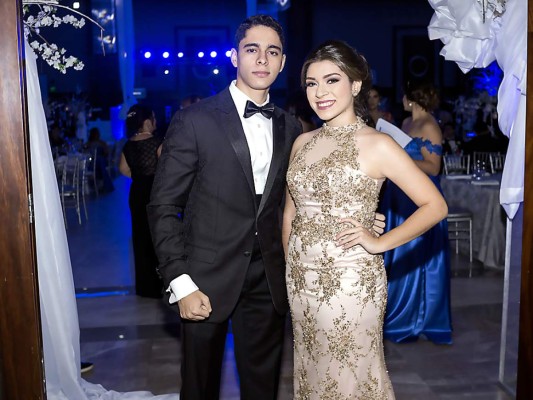 Nuevos bachilleres festejan en su Winter Prom   