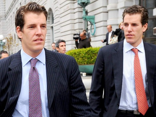 Otros que no son artistas pero si famosos, identicos y millonarios son Tyler y Cameron Winklevoss, conocidos por su batalla legal contra Mark Zuckerberg por la fundación de Facebook una disputa sobre si Zuckerberg robó la idea de lo que se convertiría en la red social más popular del mundo a los Winklevoss, que al igual que él, estudiaban en Harvard.