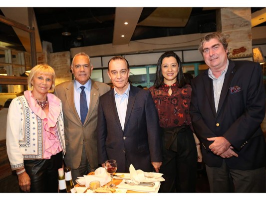 Celebración de la vendimia de Francia en Arno Bistró Café Francais