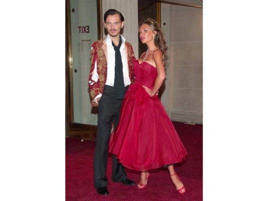 Victoria Beckham en un red dress by Roland Mouret en 2006