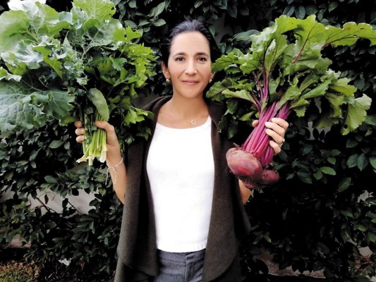 Cecilia Maduro es aficionada a su huerta urbana, donde cultiva sus propios vegetales. Además tiene gallinas, cerdos, ovejas y abejas e intenta crear un sistema sostenible en la producción de alimentos. Maduro nos recuerda que lo más importante es convencernos de que no podemos cambiar todo de una vez, “los buenos hábitos se van formando poco a poco, y uno a la vez. Si nos agobiamos por querer hacer todo lo posible por ser amigables con el planeta y por dejar la menor huella posible, terminaremos frustrados y no haciendo nada. Entonces, sentemos nuestras prioridades y comencemos con un cambio a la vez. Cuando éste se haga hábito, pasemos al próximo'.