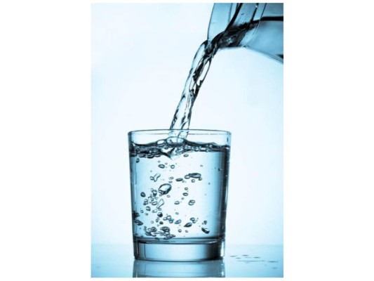 5. Hidrátate<br/><br/>Toma por lo menos ocho vasos de agua al día para mantener tu rostro hidratado. El simple hecho de no tomar suficiente agua puede provocar resequedad y arrugas a temprana edad.
