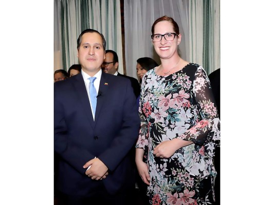 El embajador de Venezuela Claudio Sandoval junto a la ecargada de negocios de los Estados Unidos en nuestro país Heide Fulton (fotografías: Hector Hernández)