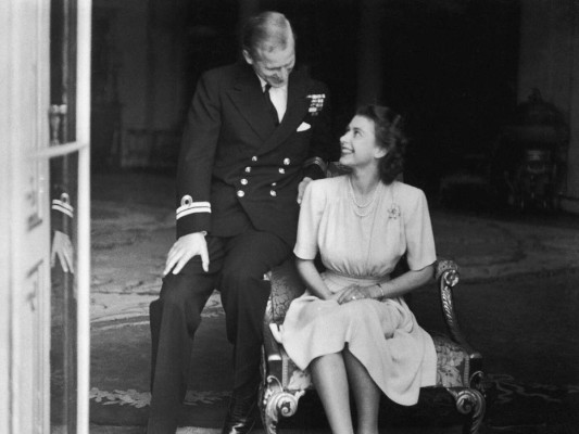 El 9 de julio de 1947, se anunció oficialmente el compromiso entre Felipe y la Princesa Isabel y se tomaron las fotografías oficiales. The Guardian destacó su amor, ya que su matrimonio no sería arreglado, sino que por elección.