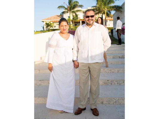 Albert García y Noren Caballero se casan en Roatán  