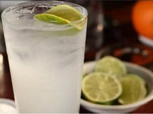 Otro trago delicioso es el Paloma, solo coloca dos cubos de hielo en un vaso de trago largo. Añadir 2 onzas de tequila, 1/2 onza de jugo de limón y completar con gaseosa de naranja.