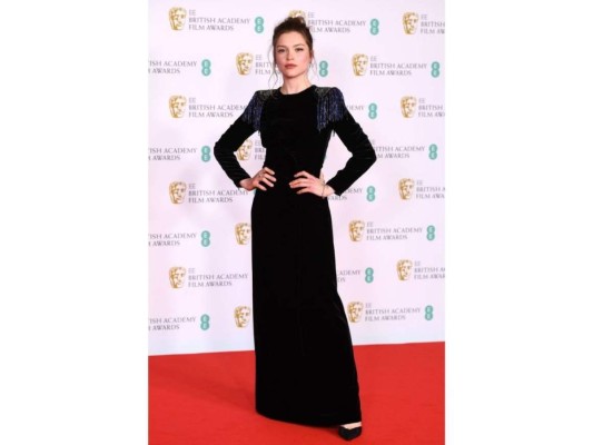 Sophie Cookson<br/> Usó un recatado vestido de terciopelo negro con detalles de azul eléctrico en los hombros por Armani.