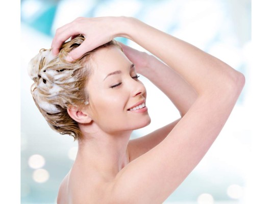4.Nunca renuncies al acondicionador. Es el producto estrella para reemplazar lípidos y proteínas en el interior del tallo del pelo, ayudándole a crecer radiante y saludable.