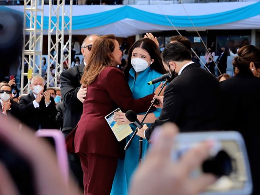 Xiomara Castro y su nieta Irene, quien llevó un dresscoat de botones forrados y cuello mao en azul turquesa