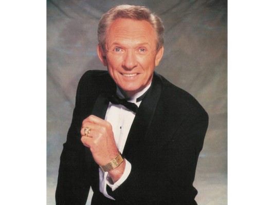 El cantante de música country y prolífico compositor estadounidense Mel Tillis murió a los 85 años de edad en un hospital del centro de Florida a causa de un fallo respiratorio. A lo largo de sus más de seis décadas de carrera, Tillis, nacido en Tampa (Florida), grabó más de 60 discos y metió 35 sencillos en el Top Ten, seis de los cuales alcanzaron el número uno, como fueron los casos de 'I Ain't Never', 'Coca-Cola Cowboy', 'Southern Rains' o 'Good Woman Blues'.