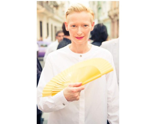 Tilda Swinton la más original por su andrógino estilo aliado perfecto para Chanel