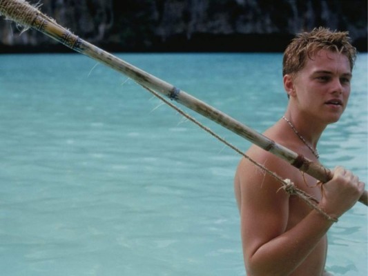 The Beach: La película de aventura de tres amigos en búsqueda de una comunidad costera escondida.