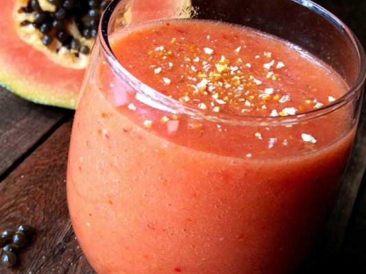 Smoothie de papaya<br/>Para el desayuno<br/><br/>Ingredientes<br/>3 cucharadas de avena fresca<br/>1 pedazo grande de papaya <br/>2 almendras<br/>1 cucharada de linaza<br/>Miel de abeja <br/><br/>Licuar todos los ingredientes y consumir de inmediato<br/>