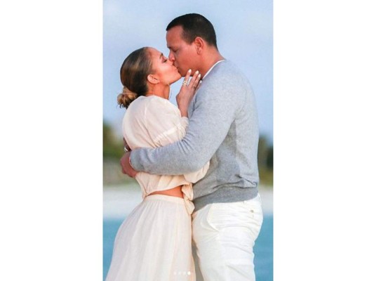 Alex siempre había admirado a Jennifer y justamente fue ahí que él supo que ella estaría en su vida para siempre lo que prueba que tanto la cantante como el ex beisbolista estaban destinados a vivir esta clara historia de amor.