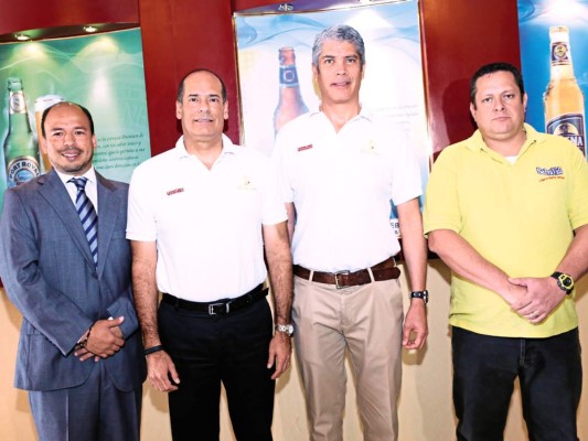 Miguel Morazán, Roberto Alvarez, Augusto Chicas y Leonardo Bonilla en la graduación de los emprendedores bajo el Programa 4e, Camino al Progreso implementado por Cervecería Hondureña