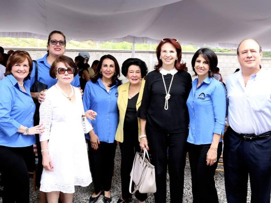 Mirtha Lamas, Noly Kafaty, Marcela Bográn, Carolina Canahuati, Maruca Mena, Gladys Mena de Jaar, Dina Kafati de Mena y Chepe Mena