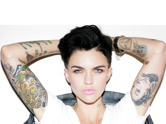 Ruby Rose tiene una cantidad de tatuajes y las mayoría son frases: “Todos se ríen de las mariposas doradas”; “Erase una vez una pequeña niña que nunca supo lo que era el amor hasta que un hombre le rompió el corazón”; “Y los que fueron vistos bailando se pensaba que eran locos por los que no podían oír la música” y para terminar, su frase favorita: “El destino mezcla las cartas y nosotros las jugamos”.