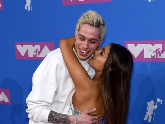 Pete Davidson bromea sobre su ruptura con Ariana Grande