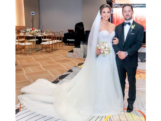 Lisandro Mejía y Sandra Torres celebran ceremonia eclesiástica