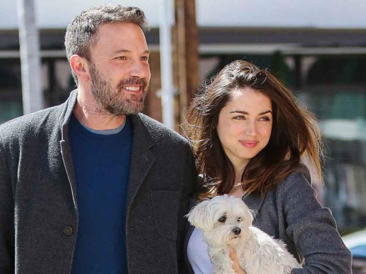 Ben Affleck y Ana de Armas. Después de un año de relación, de Armas y Affleck pusieron punto y final a su noviazgo pues se encontraban en diferentes etapas de sus vidas.