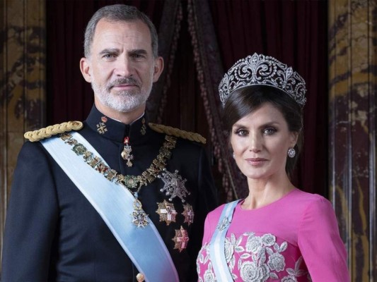 Hoy se cumplen 16 años desde que el rey Felipe y Letizia, contrajeron matrimonio. Por eso hemos recolectado los momentos más hermosos para contarte la historia de amor de los reyes de España.