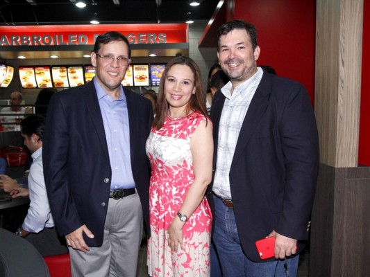 Brindis por la inauguración Carl's Jr.&nbsp;&nbsp;