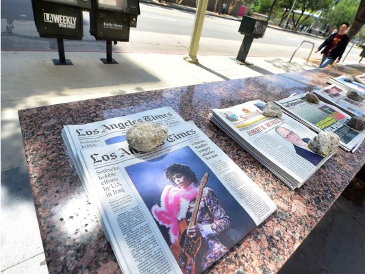 Una fotografía de Prince, uno de los músicos más influyentes de su generación, en la portada de Los Angeles Times.