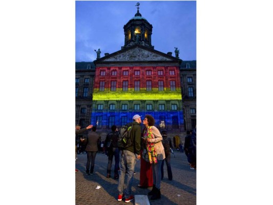 París recuerda a las víctimas de Orlando