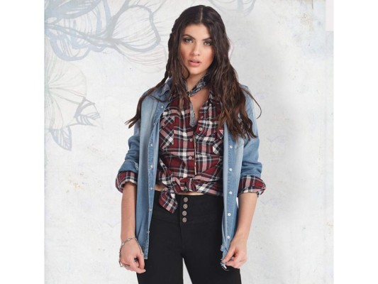 Altos, con broches y en denim negro para un efecto más actual