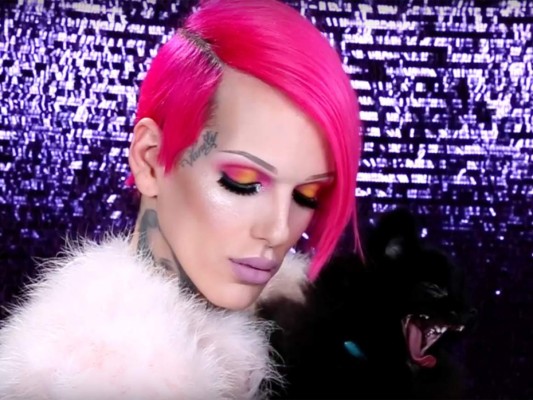 Jeffrey Lynn Steininger de 31 años, es el dueño de la famosa línea de maquillaje Jeffree Star Cosmetics fundada en 2014, además de maquillista es músico y diseñador de modas reconocido en Hollywood
