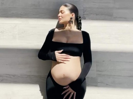 ¿Sorpresa? Luego de miles de teorías de fans sobre un supuesto embarazo de Kylie Jenner, la socialité confirmó que estaba a la espera de su segundo bebé en agosto.
