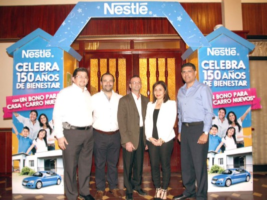 Geovanny Munguía, Ronald Peña, Daniel Carón, Sara Cárcamo y Aldo Villafranca fueron los anfitriones de la promoción de los 50 años de Nestlé