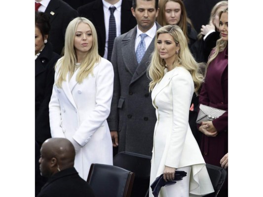 Tiffany e Ivanka Trum durante la ceremonia de juramentación