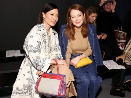 Lucy Liu y Julianne Moore en la pasarela de Tory Burch