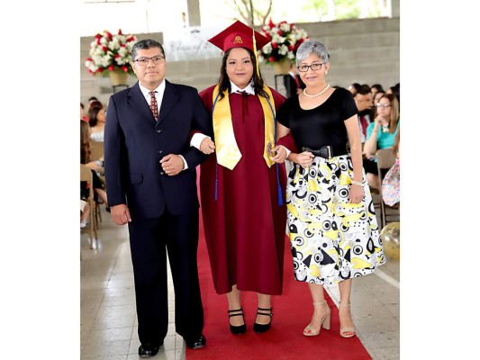 Entrega de títulos de Mayan School