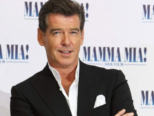 Pierce Brosnan tiene un talento un poco peligroso: él puede tragar y escupir fuego.