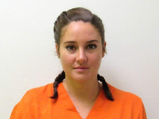 Shailene Woodley<br/>La actriz fue arrestada mientras protestaba por el Dakota Access Pipeline en 2016, y fue acusada de participar en un motín y en una invasión criminal. Pero ella tenía cero arrepentimientos