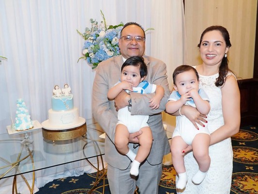 Candido Mejia y Luisa Villafranca de Mejia, junto a sus pequeños Daniel y Gabriel. Fotos: Amíicar Izaguirre.