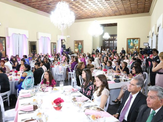 Cena rosa en Casa Presidencial