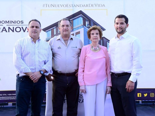 El alcalde Armando Calidonio con los empresarios Emilio, Nennette y Miguel Medina. Foto: Alex Muñoz