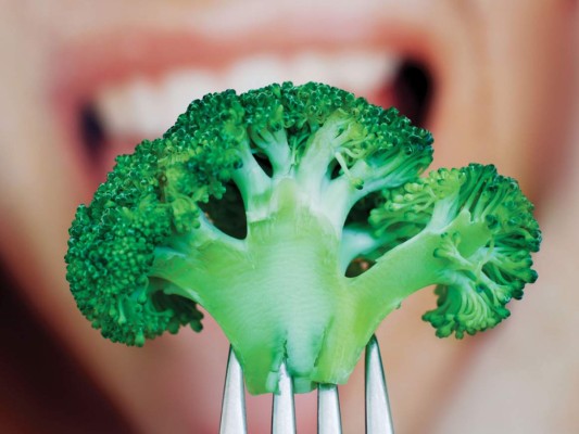 12. Alimenta tu cabello. Un cabello largo y sano comienza en el interior. Consume una dieta rica en vitaminas y proteínas para promover el crecimiento saludable del cabello. Incluye alimentos ricos en zinc, hierro y vitaminas A, B, C y E que encuentras en la leche, queso, huevos, pollo, granos enteros, salmón, aguacate, las espinacas, brócoli y repollo, entre otros.