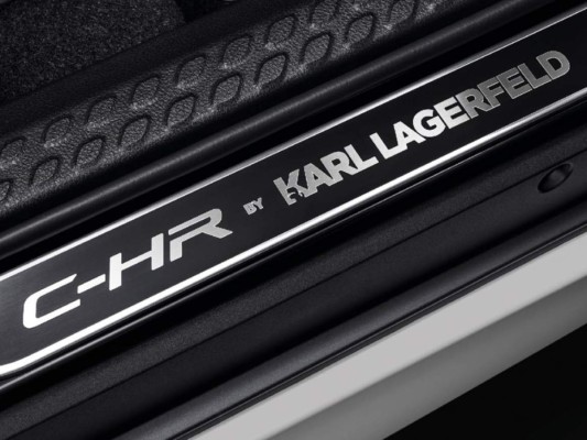 Toyota inmortaliza Karl Lagerfeld en uno de sus coches
