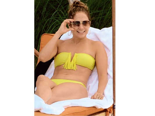 Revelando su sensual figura con un bikini amarillo