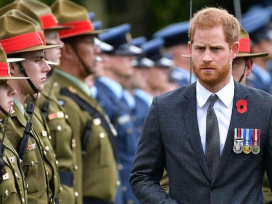 17. La mayor decepción del príncipe Harry. El hecho de que el Príncipe Harry fuera despojado de sus nombramientos militares honorarios fue una 'píldora difícil de tragar, y la que ha sido más dolorosa para Meghan al presenciar', dijo una fuente. 'No era necesario que hicieran eso' habría declarado la ex actriz a una amiga.