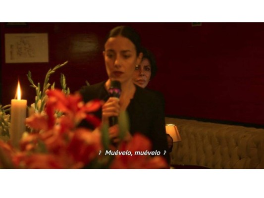 Su actitud y forma de ser le permite ser oportuna hasta con su gusto musical. No queremos ser spoiler pero esta frase del, 'Mue-ve-lo, mue-ve-lo', fue utilizado durante el funeral de un familiar muy cercano a ella, recordando el hit del artista panameño de reggae, El General y vaya que resultó épico