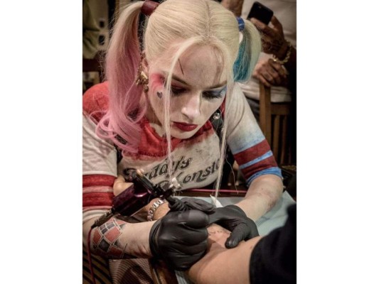 Margot Robbie es artista de tatuajes. La actriz ha tatuado a más de cien personas a lo largo de su vida.