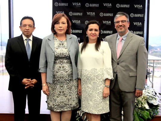 Carlos Amaya, vicepresidente ejecutrivo de Banca de personas con Nidia Manzanares, sub-gerente de mercadeo, Victoria Franco, gerente comercial de BP Card de Banpaís. y Santiago Rega, de Visa, country manager. Foto: Franklin Muñoz.