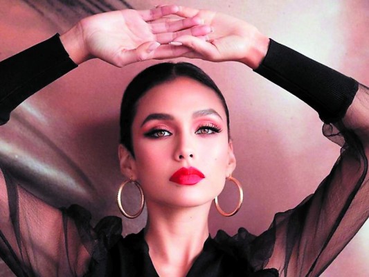Janick Maceta, Miss Perú. Tiene 26 años y trabaja como ingeniero de audio en uno de los estudios icónicos de Nueva York, The Manhattan Center. Durante los últimos tres años, Janick ha contribuido a muchas producciones musicales, cinematográficas y televisivas, entre las que se incluyen: la Filarmónica de Nueva York para West Side Story de Steven Spielberg, el álbum Duet de Tony Bennet y Lady Gaga, y grabó con Akon, Jennifer Lopez y The Temptations